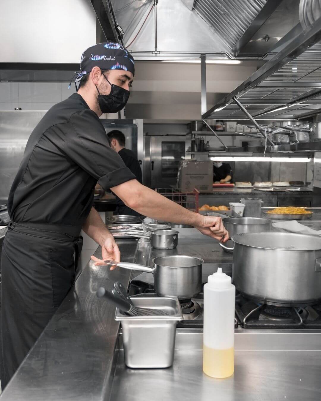 Chef preparando pratos em cozinha profissional