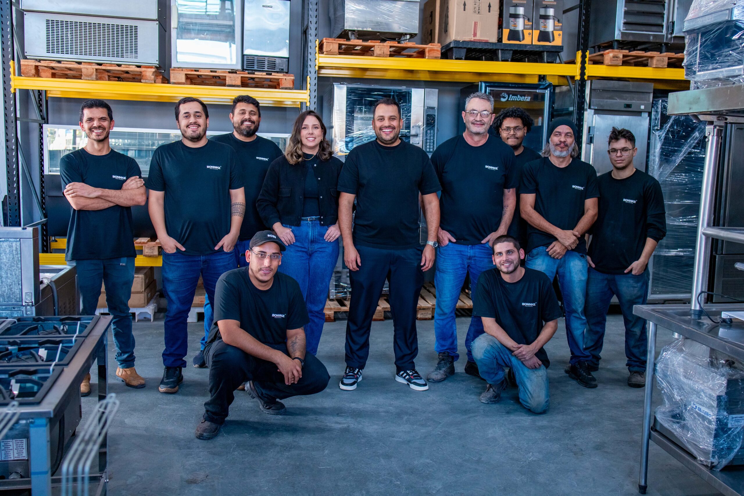 Equipe Bonnke Profissional no centro logístico