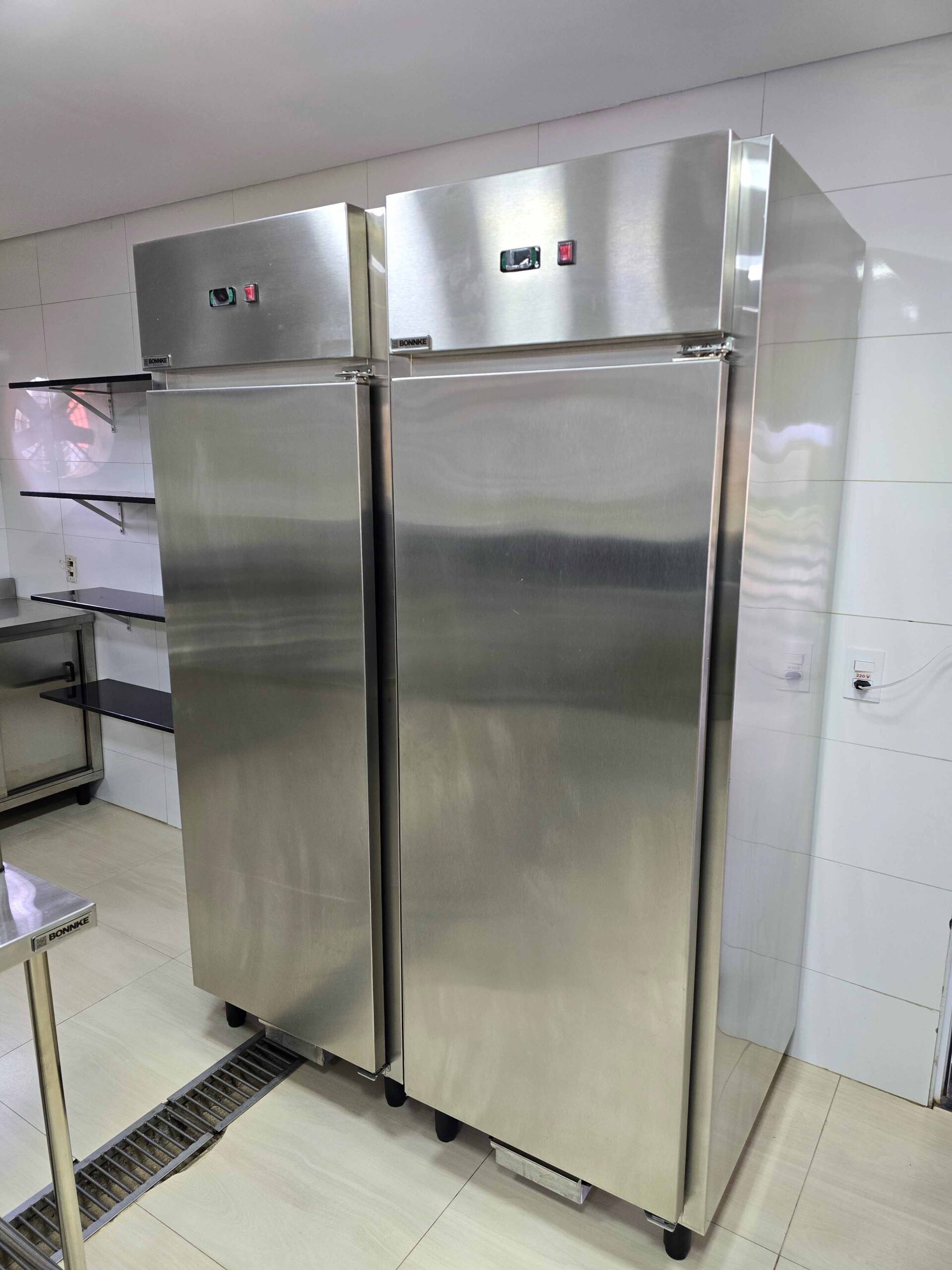 Geladeira Vertical 1 Porta Inox