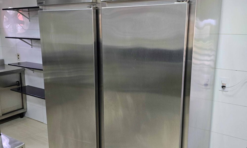 Geladeira Vertical 1 Porta Inox-1
